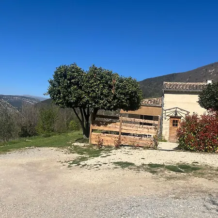 Cabanon Entoure De Montagnes Et D'oliviers