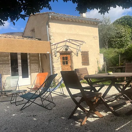 Cabanon Entoure De Montagnes Et D'oliviers * نييون